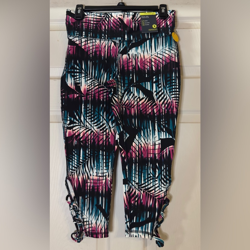 NWT Xersion Women's Patterned Capri Leggings - Pink, Blue, Black Size M‎